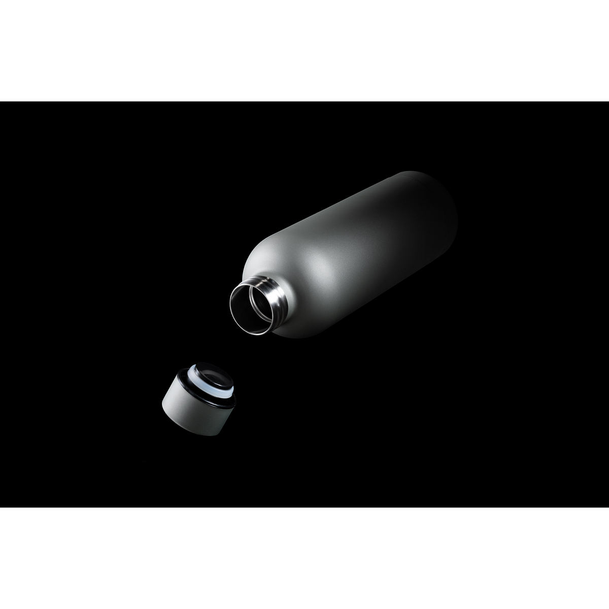 Bouteille isotherme inox recyclé 500 ml argent — gourde ouverte et bouchon sur fond sombre