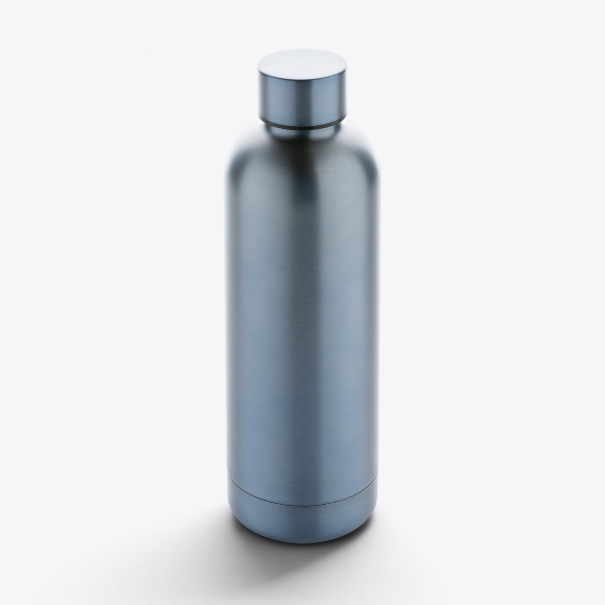 Bouteille isotherme inox recyclé 500 ml bleu clair — vue légèrement en plongée