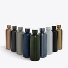 Bouteille isotherme inox recyclé 500 ml — gamme de gourdes en neuf coloris réunies sur fond clair
