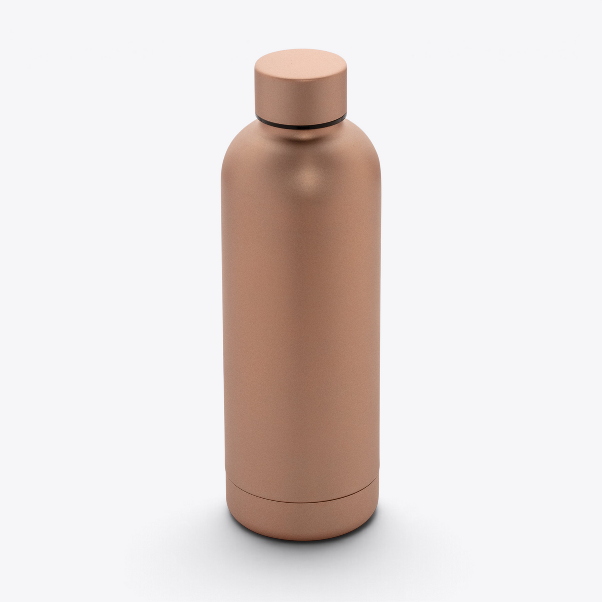 Bouteille isotherme inox recyclé 500 ml marron — vue légèrement en plongée
