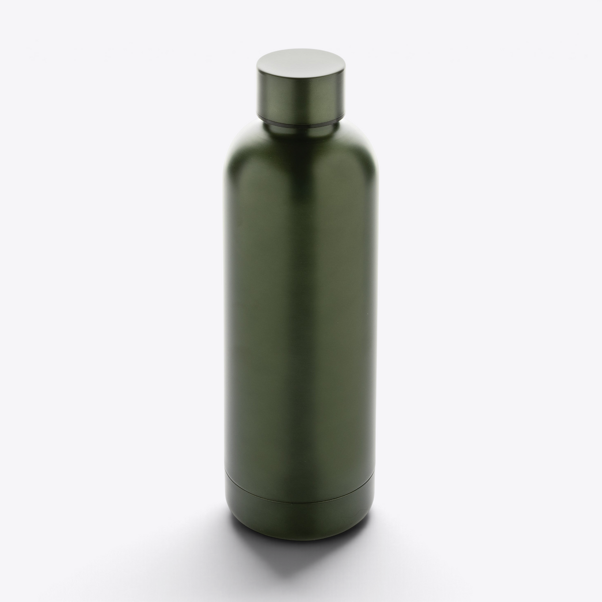 Bouteille isotherme inox recyclé 500 ml vert — vue légèrement en plongée
