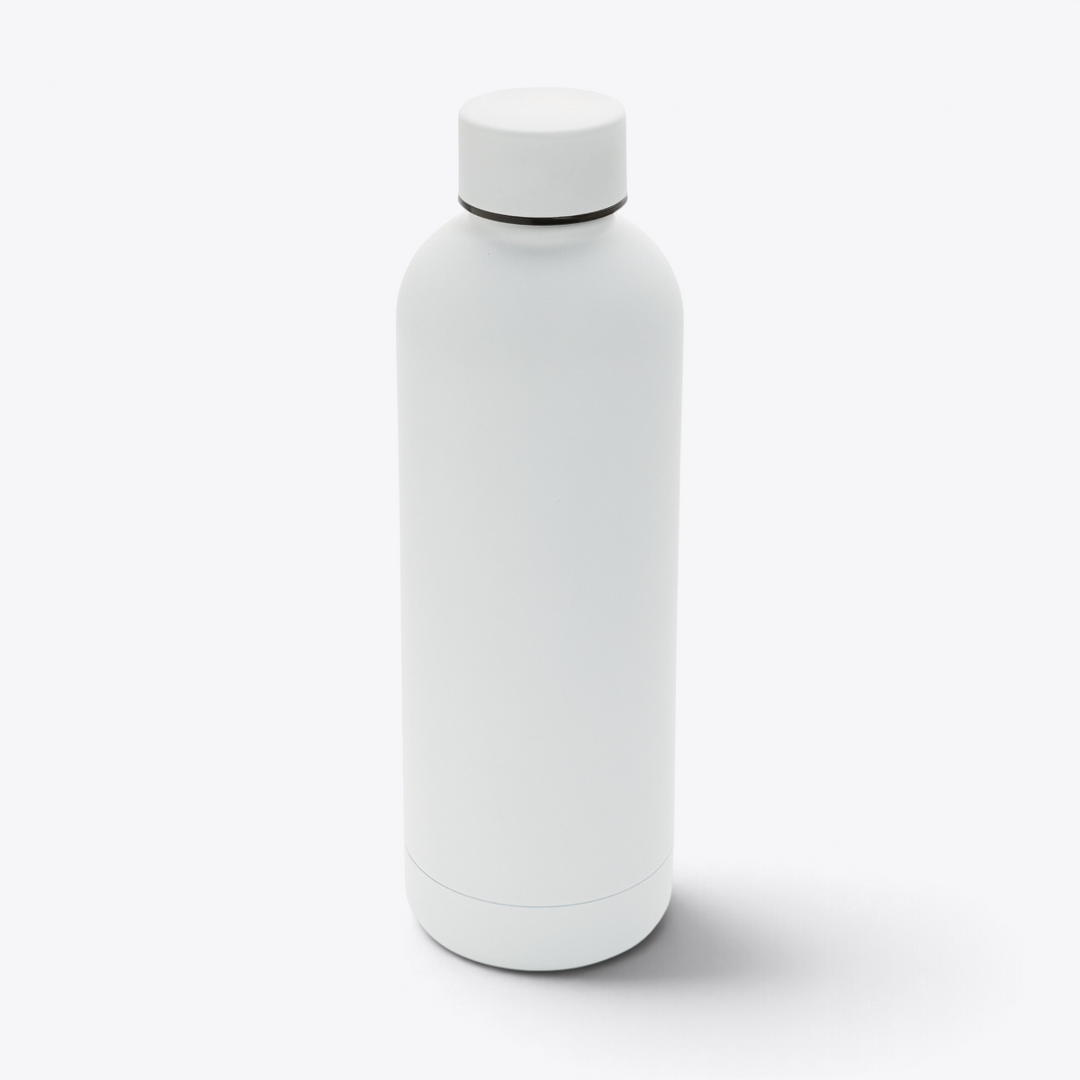 Bouteille isotherme inox recyclé 500 ml blanc — vue légèrement en plongée