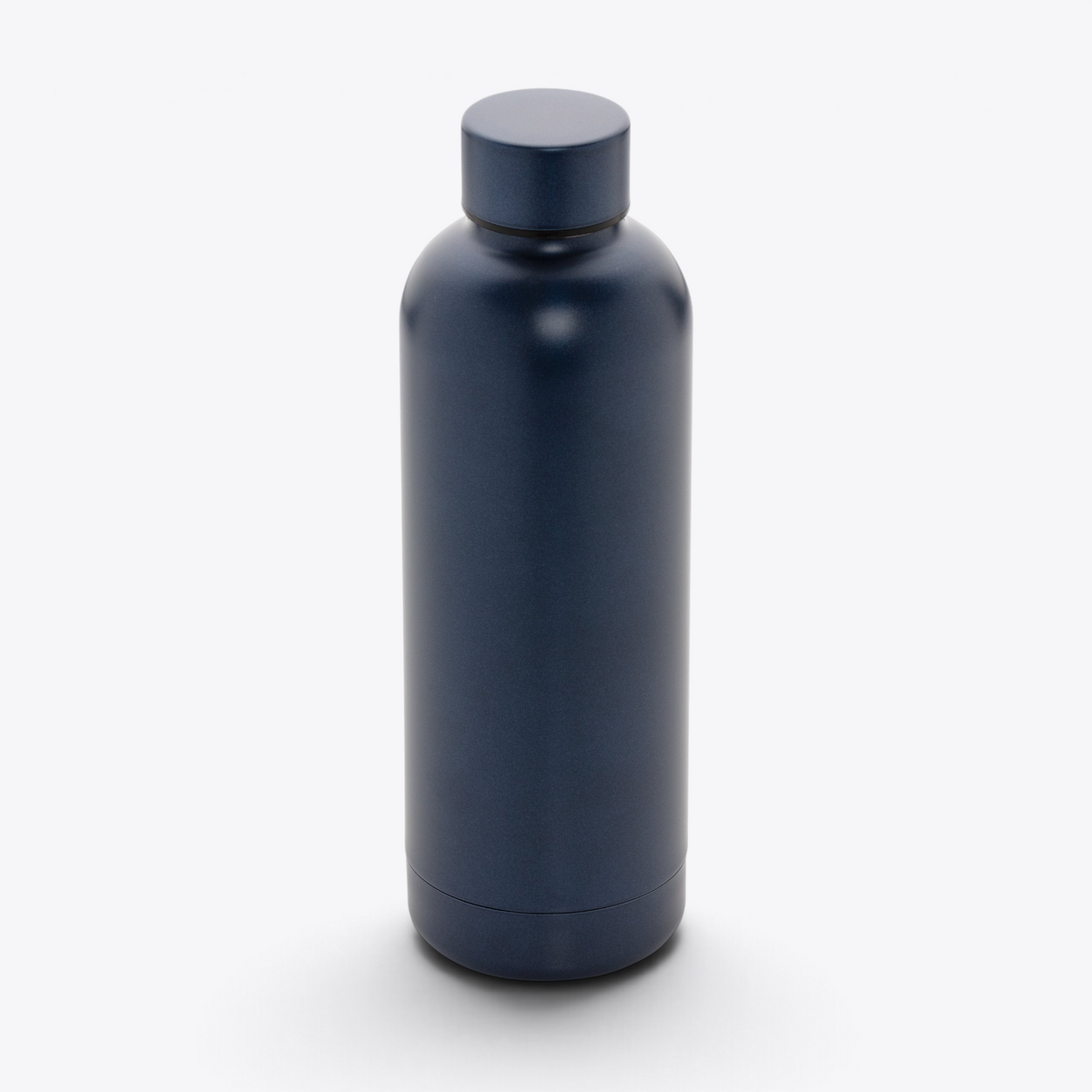 Bouteille isotherme inox recyclé 500 ml bleu — vue légèrement en plongée