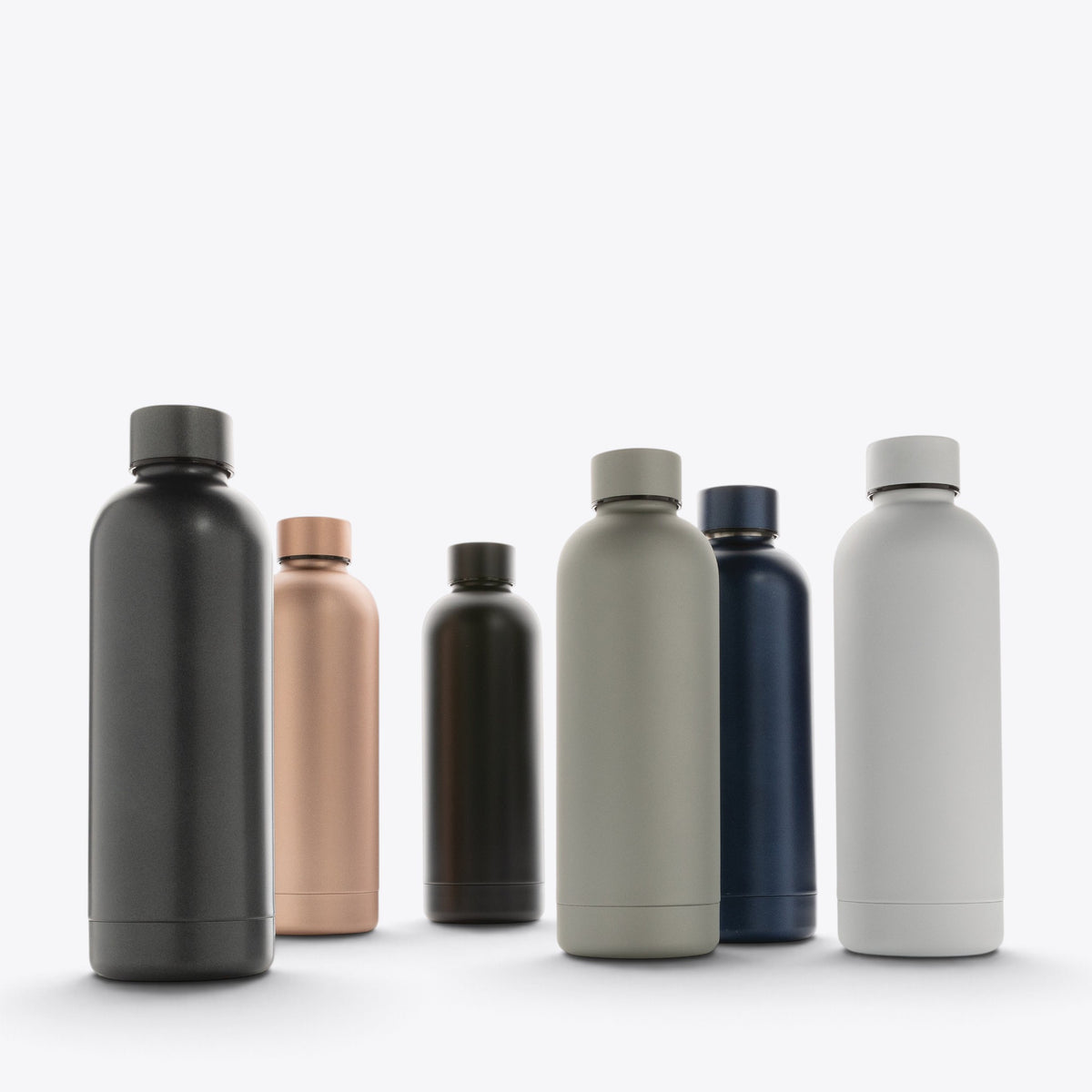 Bouteille isotherme inox recyclé 500 ml — gourdes en plusieurs coloris disposées en quinconce sur fond clair