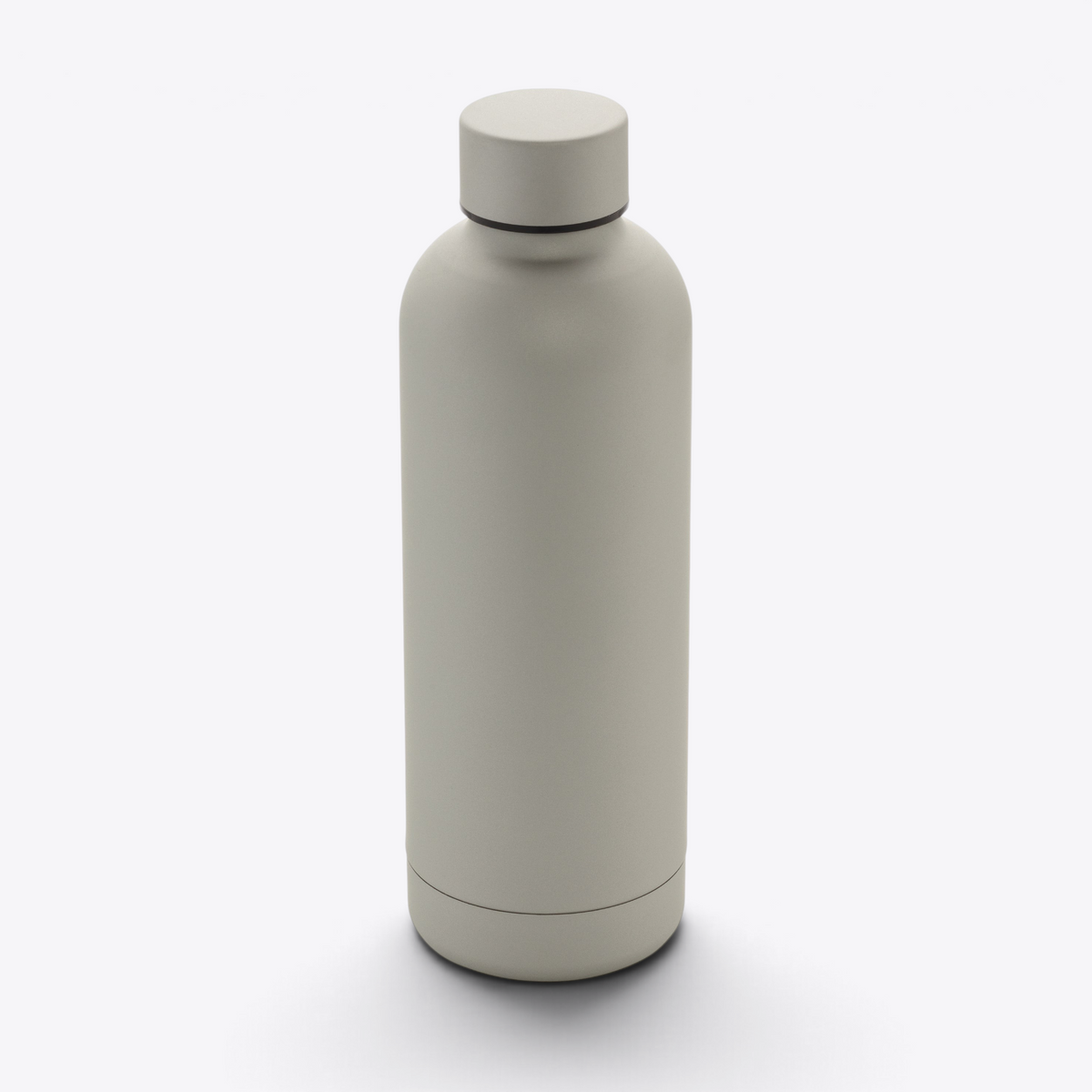 Bouteille isotherme inox recyclé 500 ml argent — vue légèrement en plongée