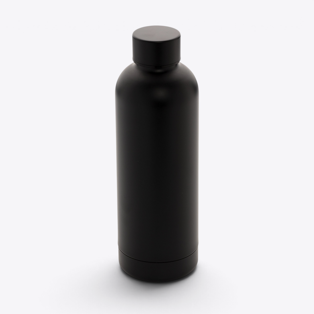 Bouteille isotherme inox recyclé 500 ml noir — vue légèrement en plongée