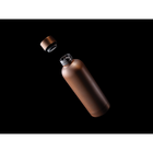 Bouteille isotherme inox recyclé 500 ml marron — gourde ouverte et bouchon sur fond sombre
