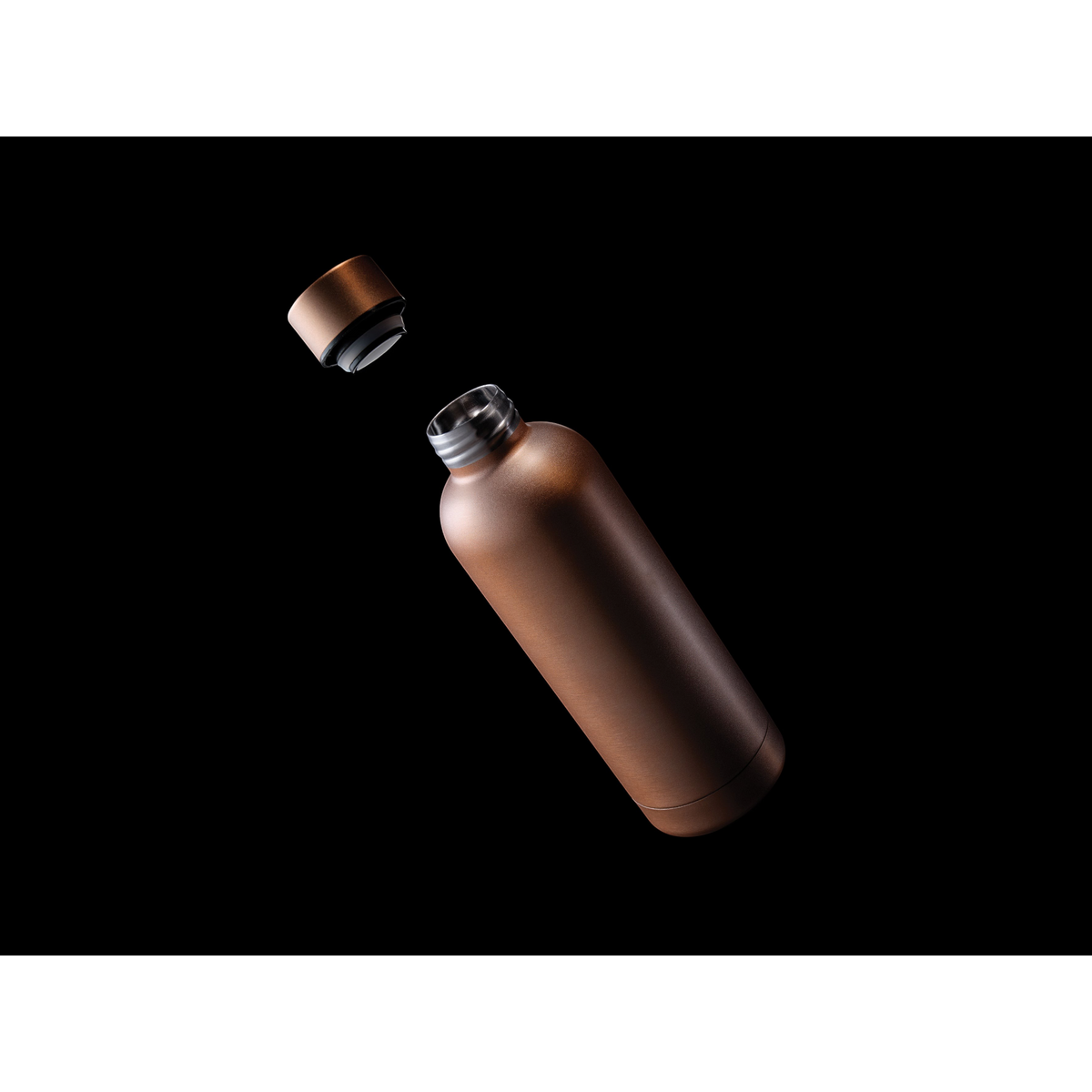 Bouteille isotherme inox recyclé 500 ml marron — gourde ouverte et bouchon sur fond sombre