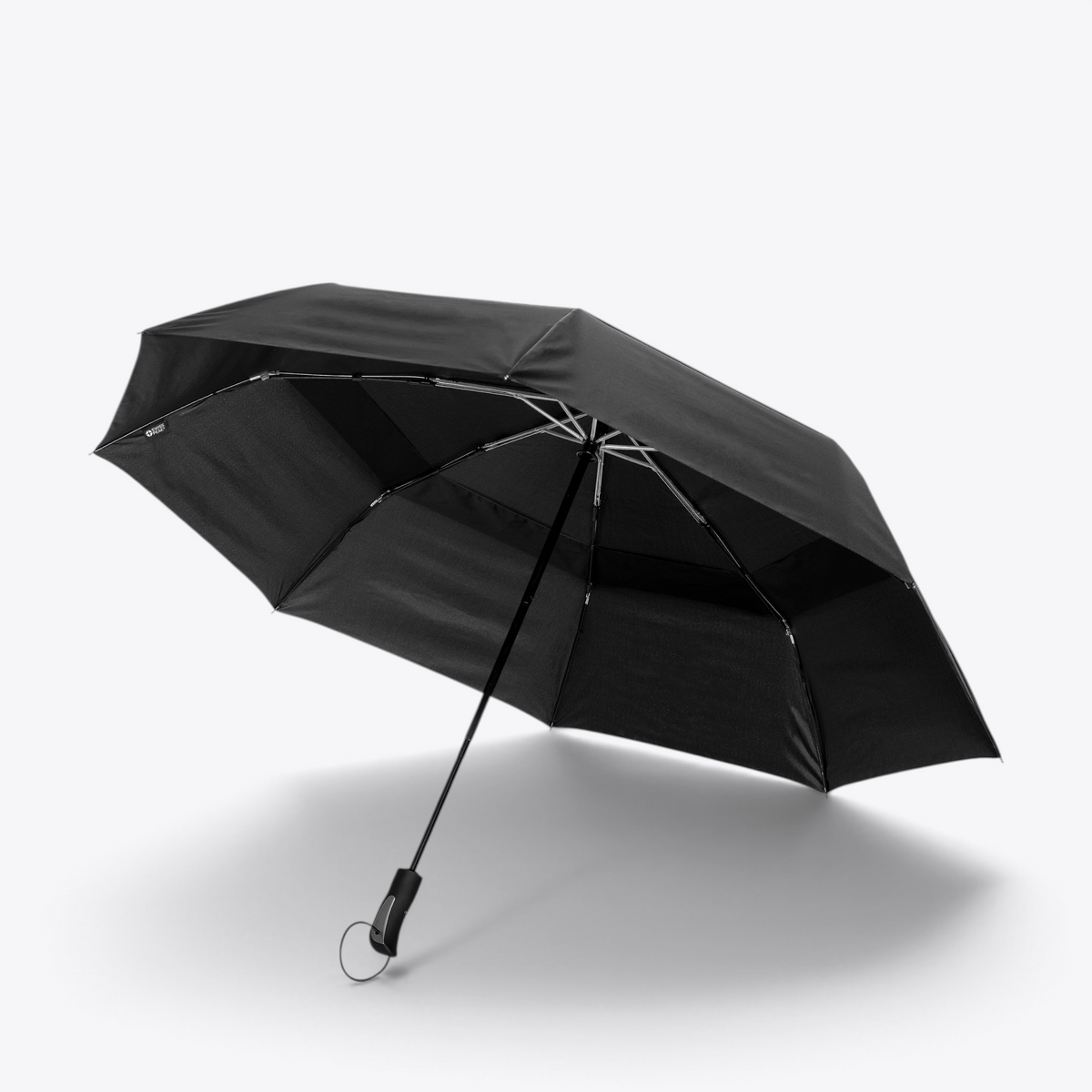 Parapluie tempête pliable Swiss Peak Tornado ouvert en trois quarts