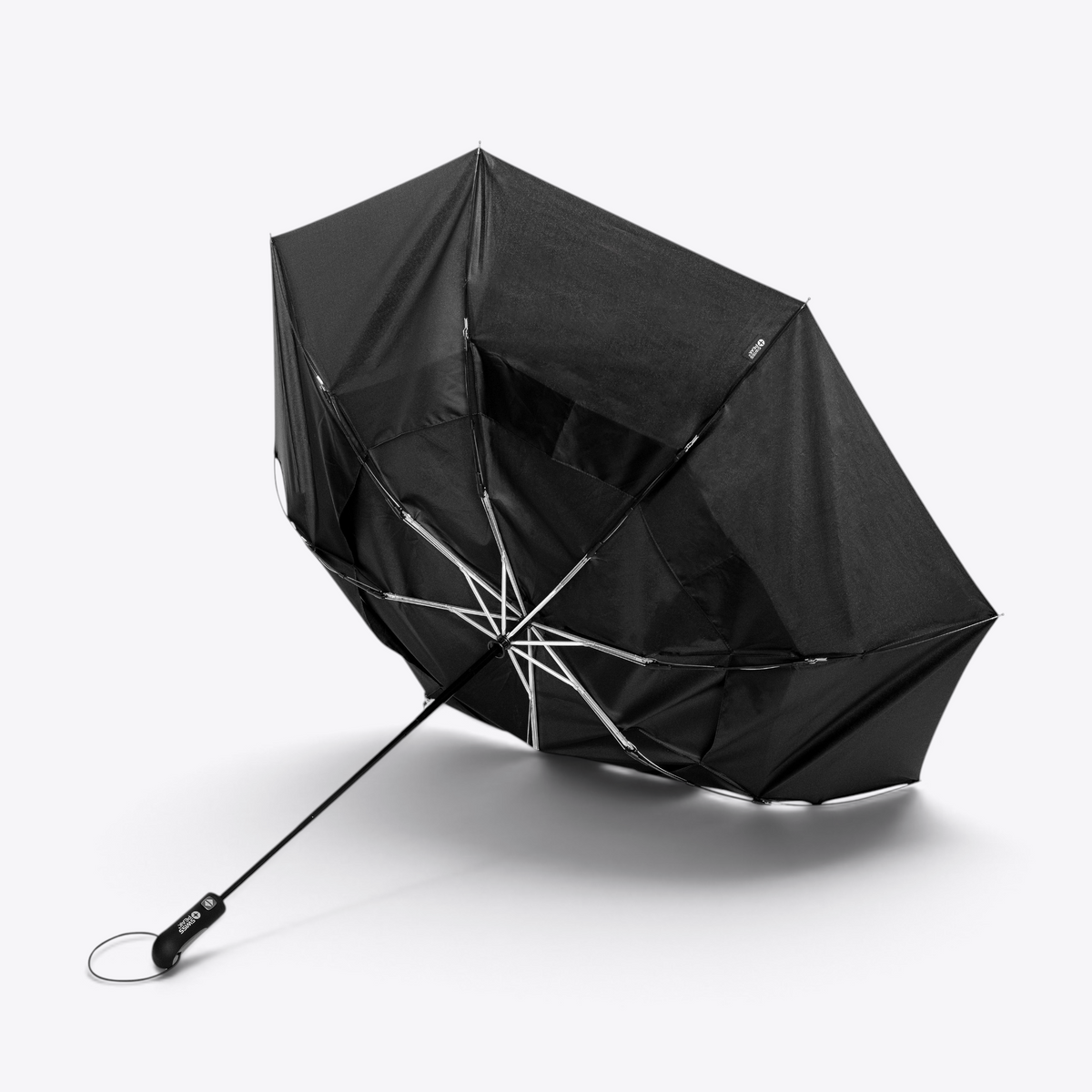 Intérieur du parapluie noir avec armature renforcée