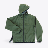 Veste de pluie compacte Rømø H2O kaki, vue studio avec pochette de rangement