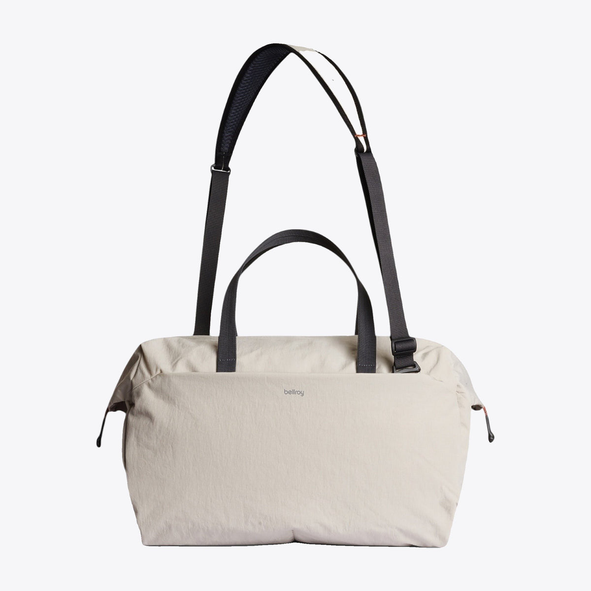 Sac de sport Bellroy beige fermé, vue de face