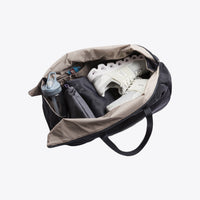 Sac de sport Bellroy noir ouvert avec chaussures et accessoires