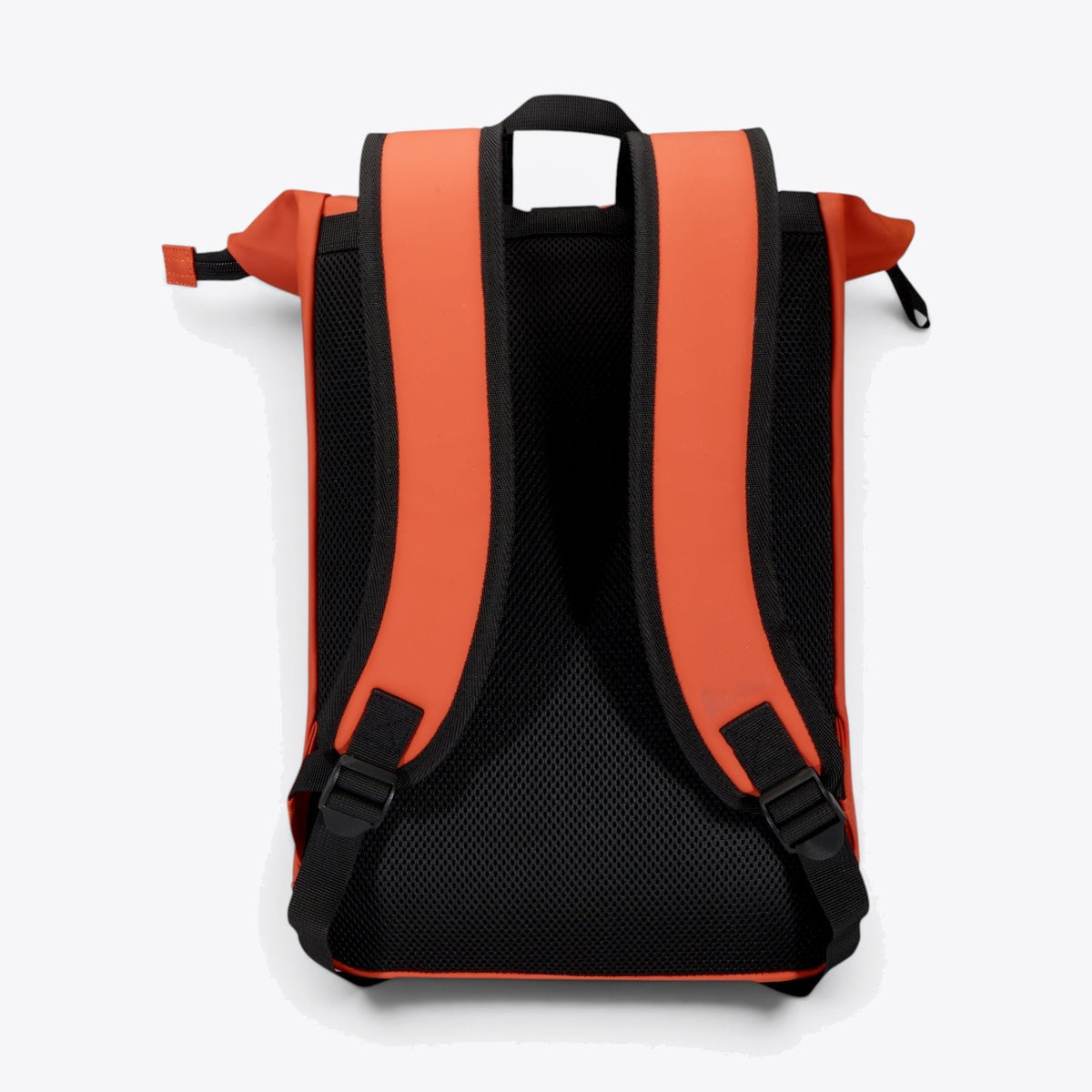 Sac à dos à rabat roulé orange, vue arrière avec bretelles