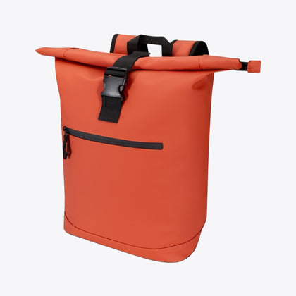 Sac à dos à rabat roulé orange, vue trois quarts