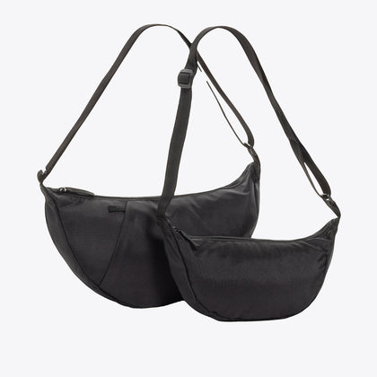 Deux sacs banane Crescent AWARE noirs, vues de face et de profil
