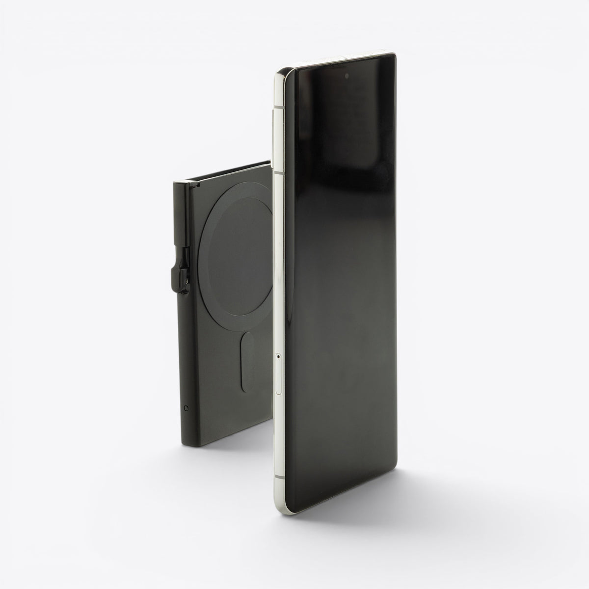 Porte-cartes noir fixé au dos d’un smartphone, vue de profil