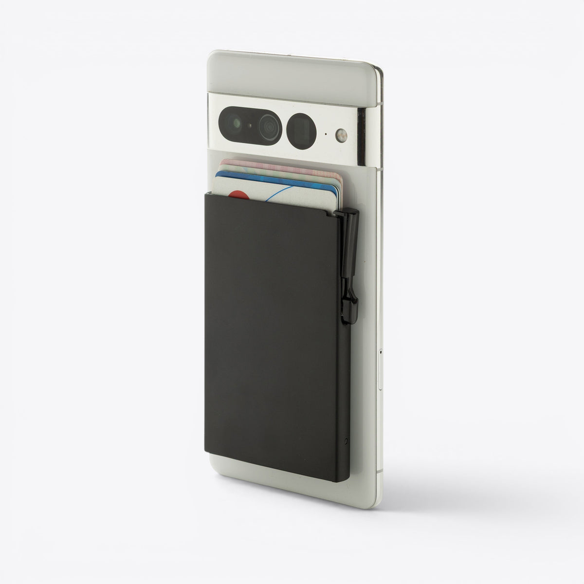 Porte-cartes noir fixé à un smartphone avec plusieurs cartes
