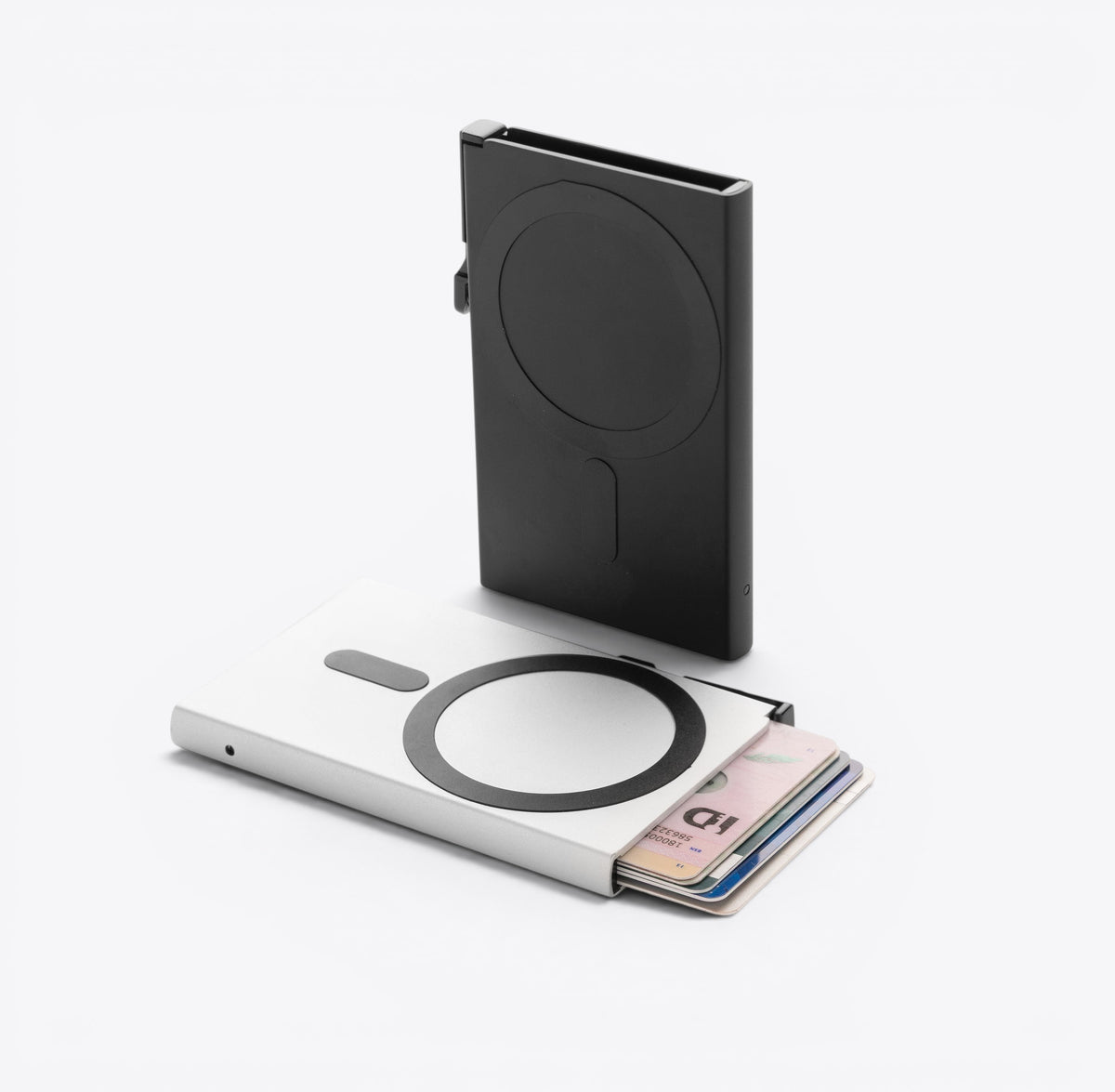 Porte-cartes noir et argent avec plusieurs cartes, vus en groupe
