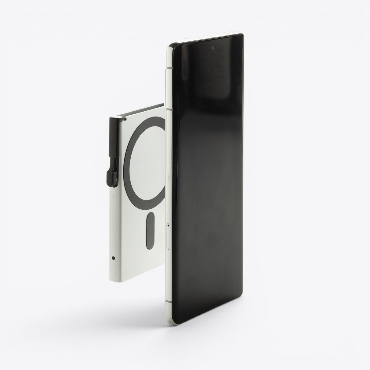 Porte-cartes argent fixé au dos d’un smartphone, vue de profil