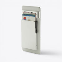 Porte-cartes argent fixé à un smartphone avec plusieurs cartes