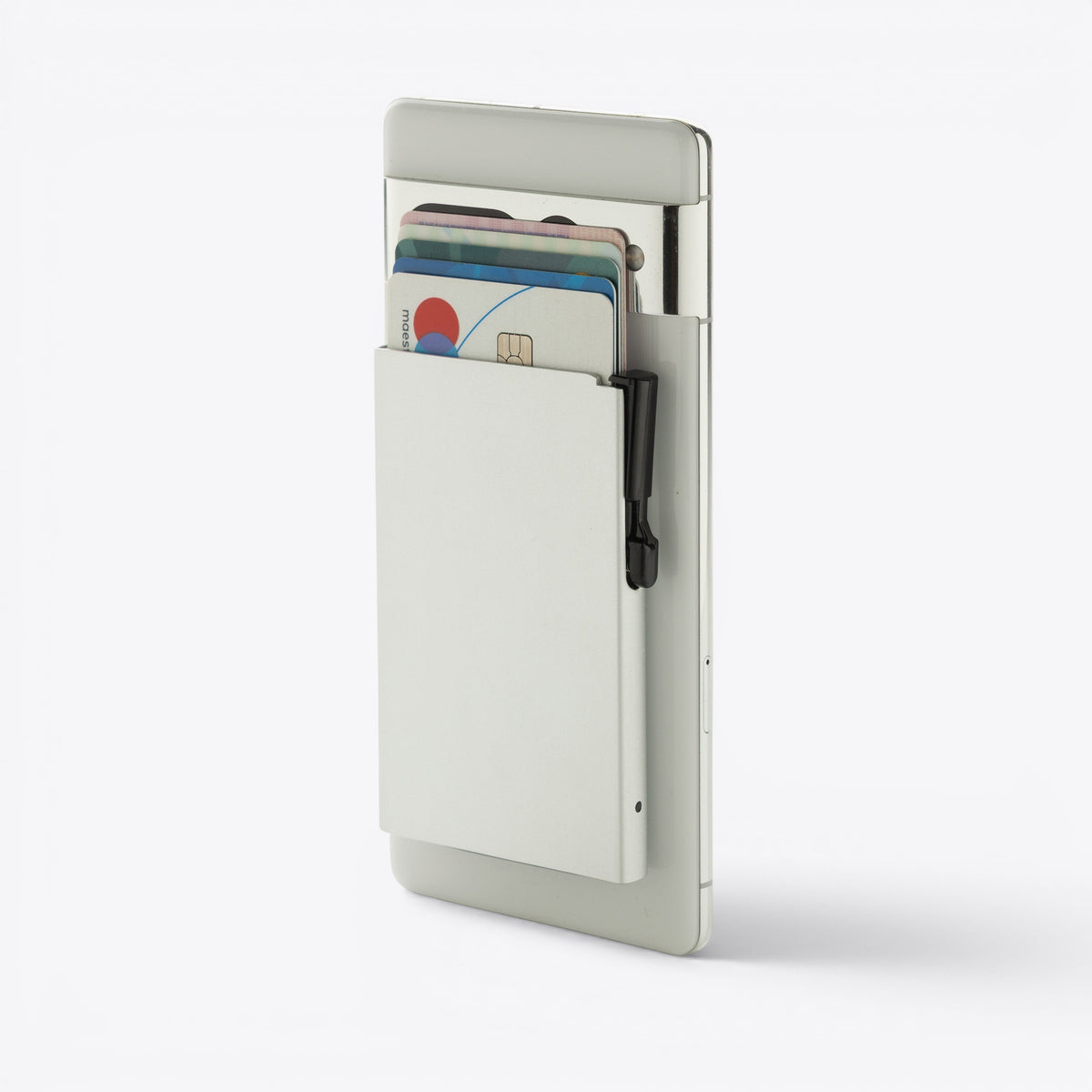 Porte-cartes argent fixé à un smartphone avec plusieurs cartes