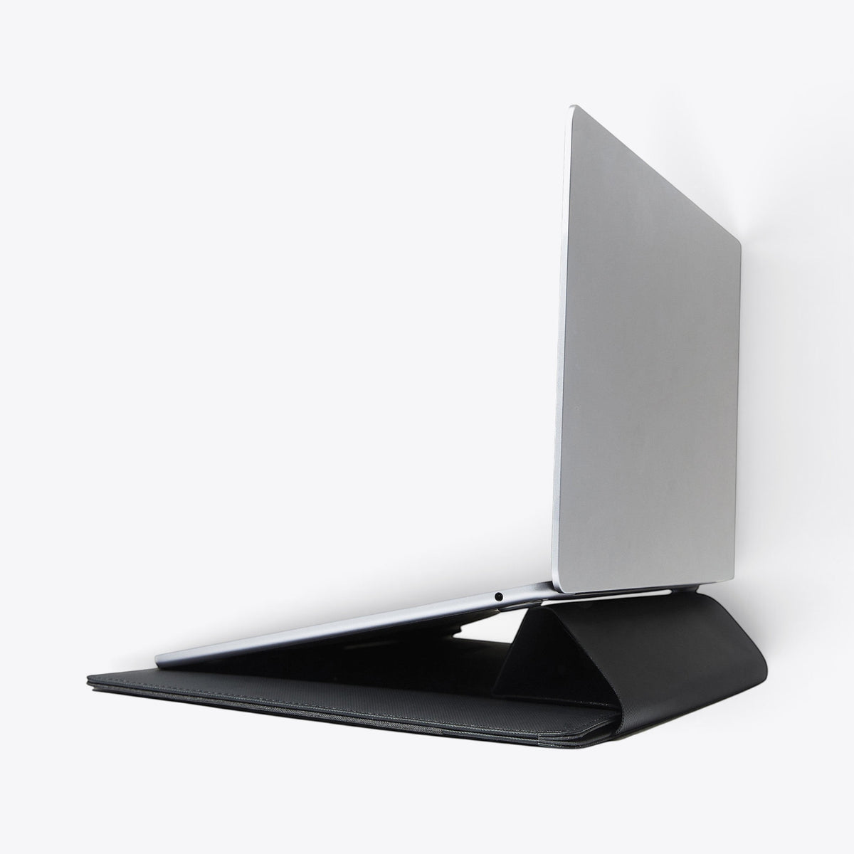Ordinateur posé sur une pochette XD Design Mobile Office noire transformée en support