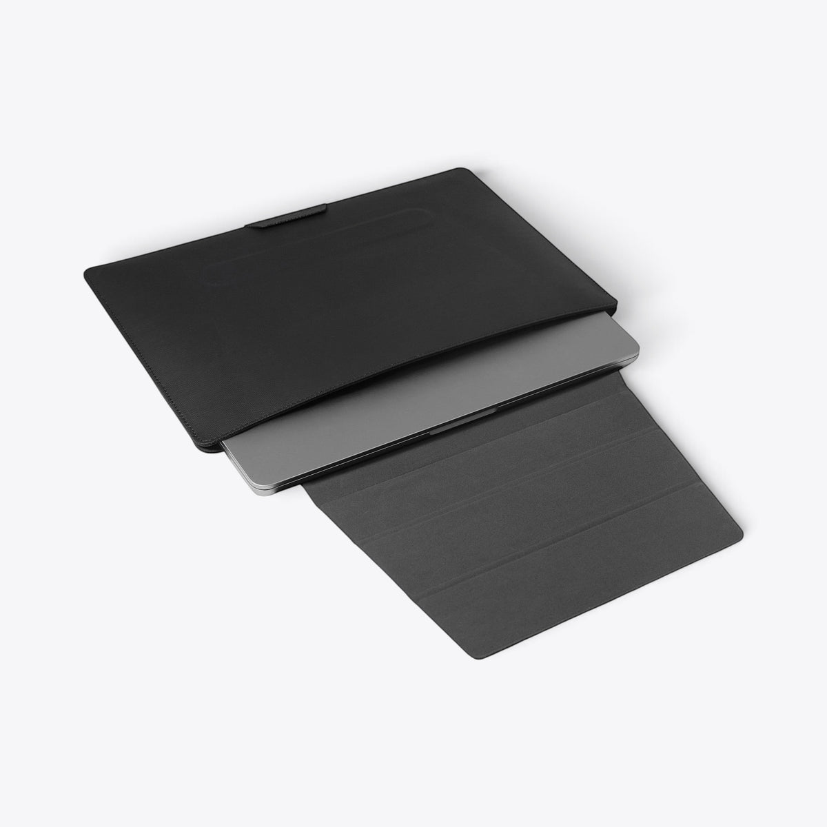 Pochette XD Design Mobile Office noire ouverte autour d’un ordinateur