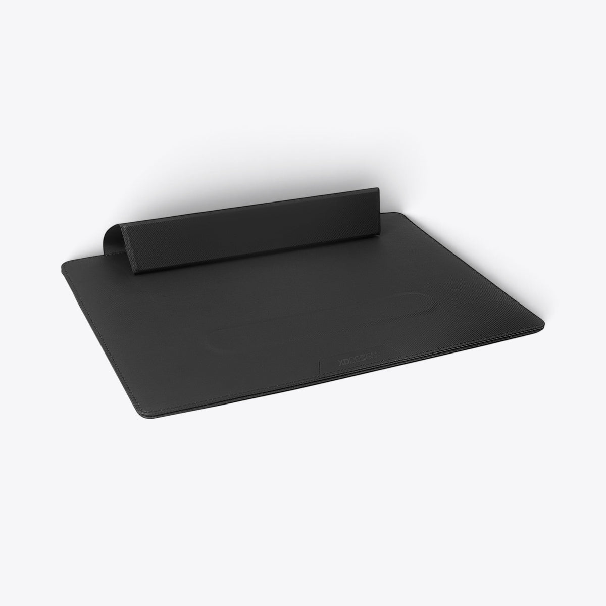 Pochette XD Design Mobile Office noire déployée à plat avec support relevé