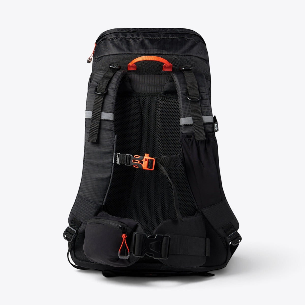 Sac à dos de randonnée noir avec bretelles rembourrées, vue arrière
