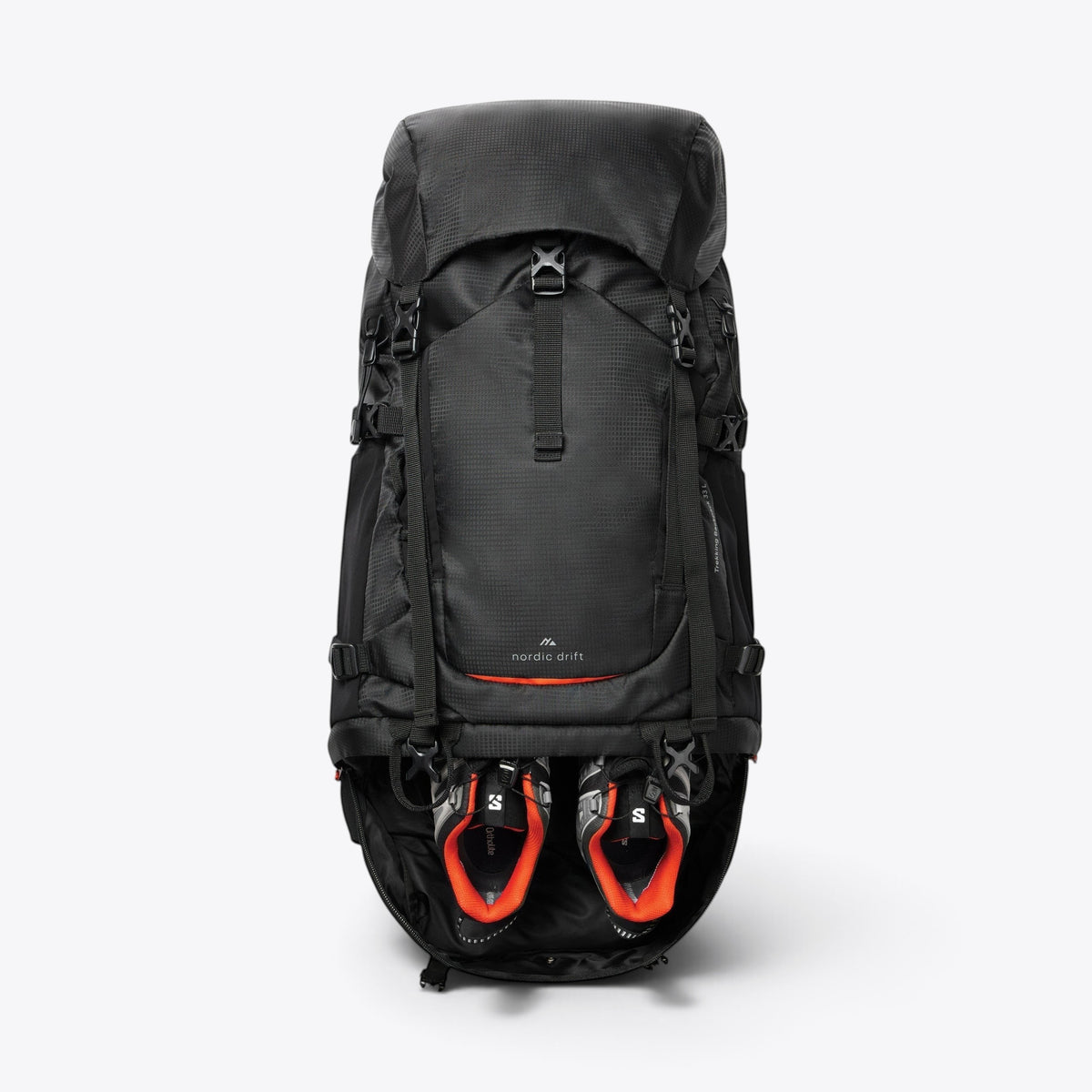 Sac à dos noir avec compartiment inférieur ouvert montrant une paire de chaussures