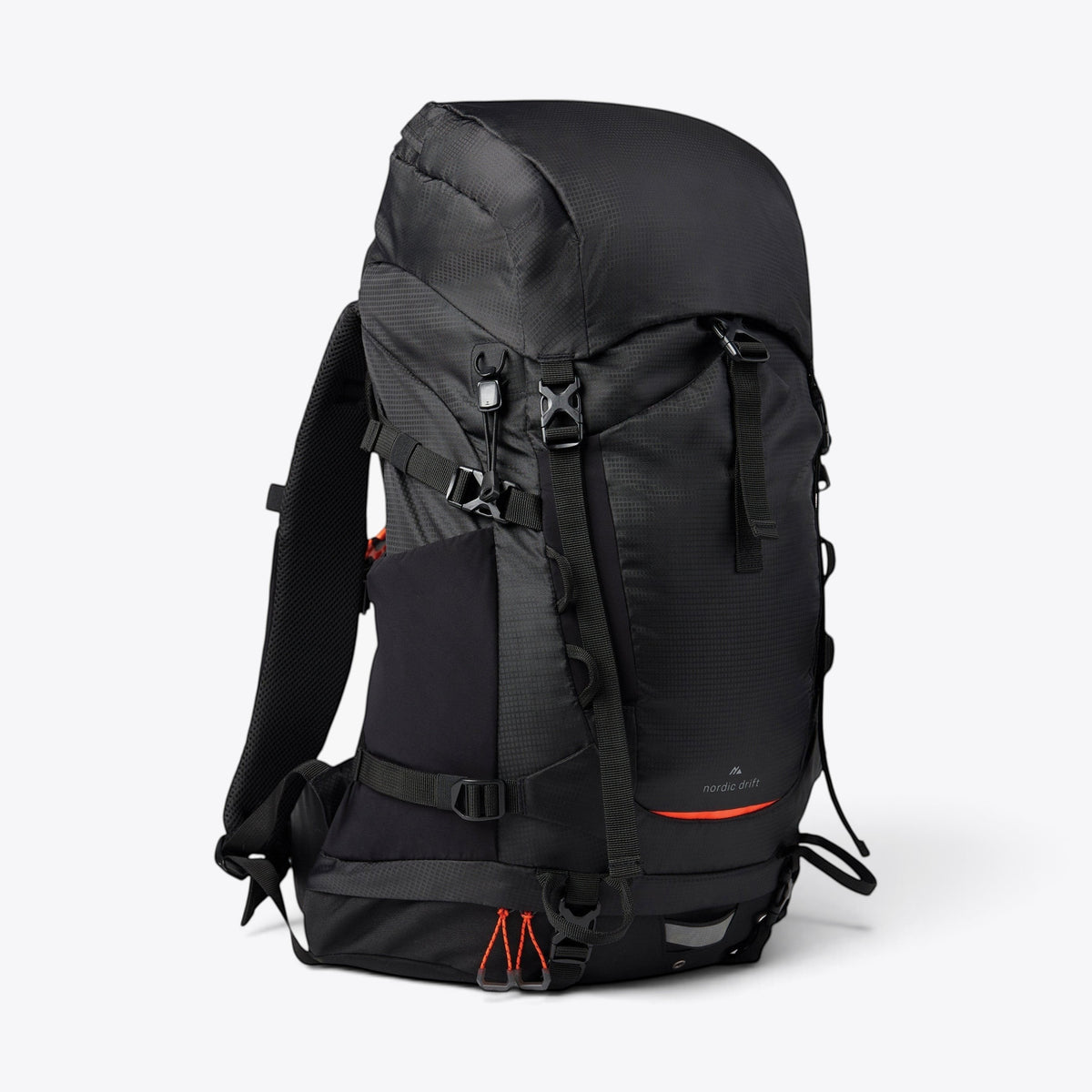 Sac à dos de randonnée noir avec détails orange, vue trois quarts