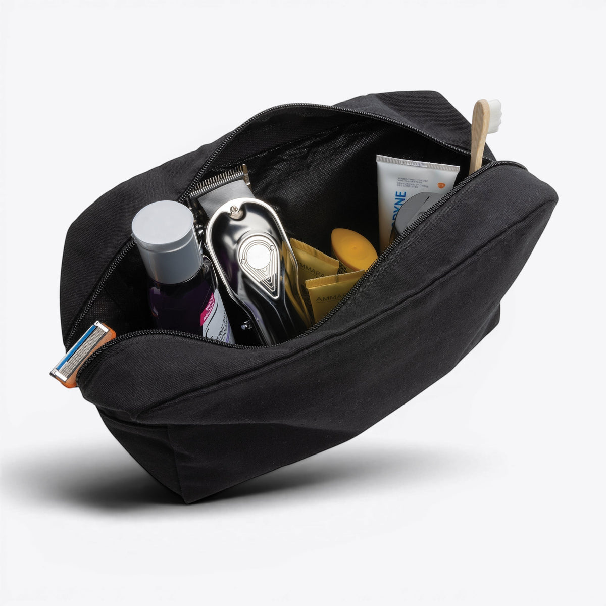 Trousse de toilette en toile recyclée non teintée Aware™ noir, vue ouverte avec contenu