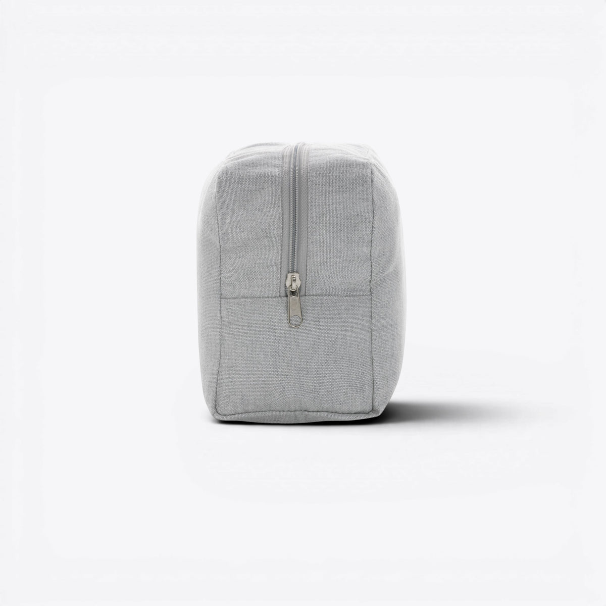 Trousse de toilette en toile recyclée non teintée Aware™ gris, profil avec fermeture éclair