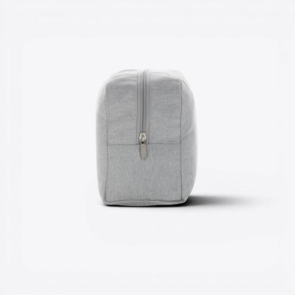 Trousse de toilette en toile recyclée non teintée Aware™ gris, profil avec fermeture éclair
