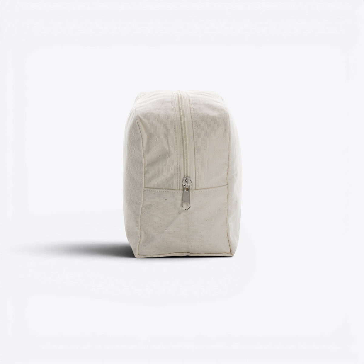 Trousse de toilette en toile recyclée non teintée Aware™ blanc cassé, profil avec fermeture éclair