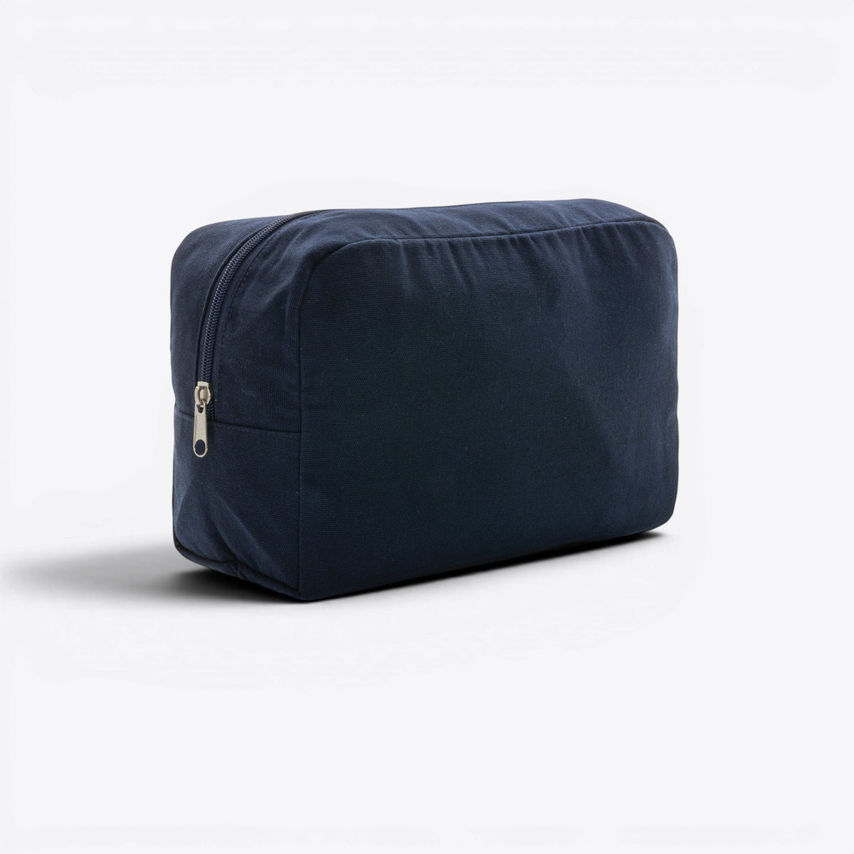 Trousse de toilette en toile recyclée non teintée Aware™ bleu marine, vue trois quarts