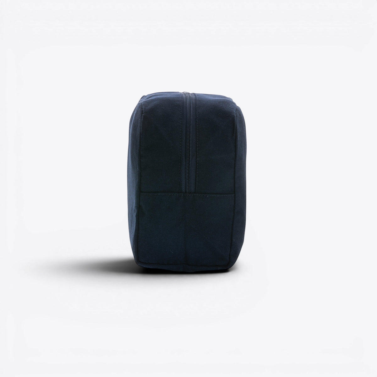 Trousse de toilette en toile recyclée non teintée Aware™ bleu marine, profil opposé