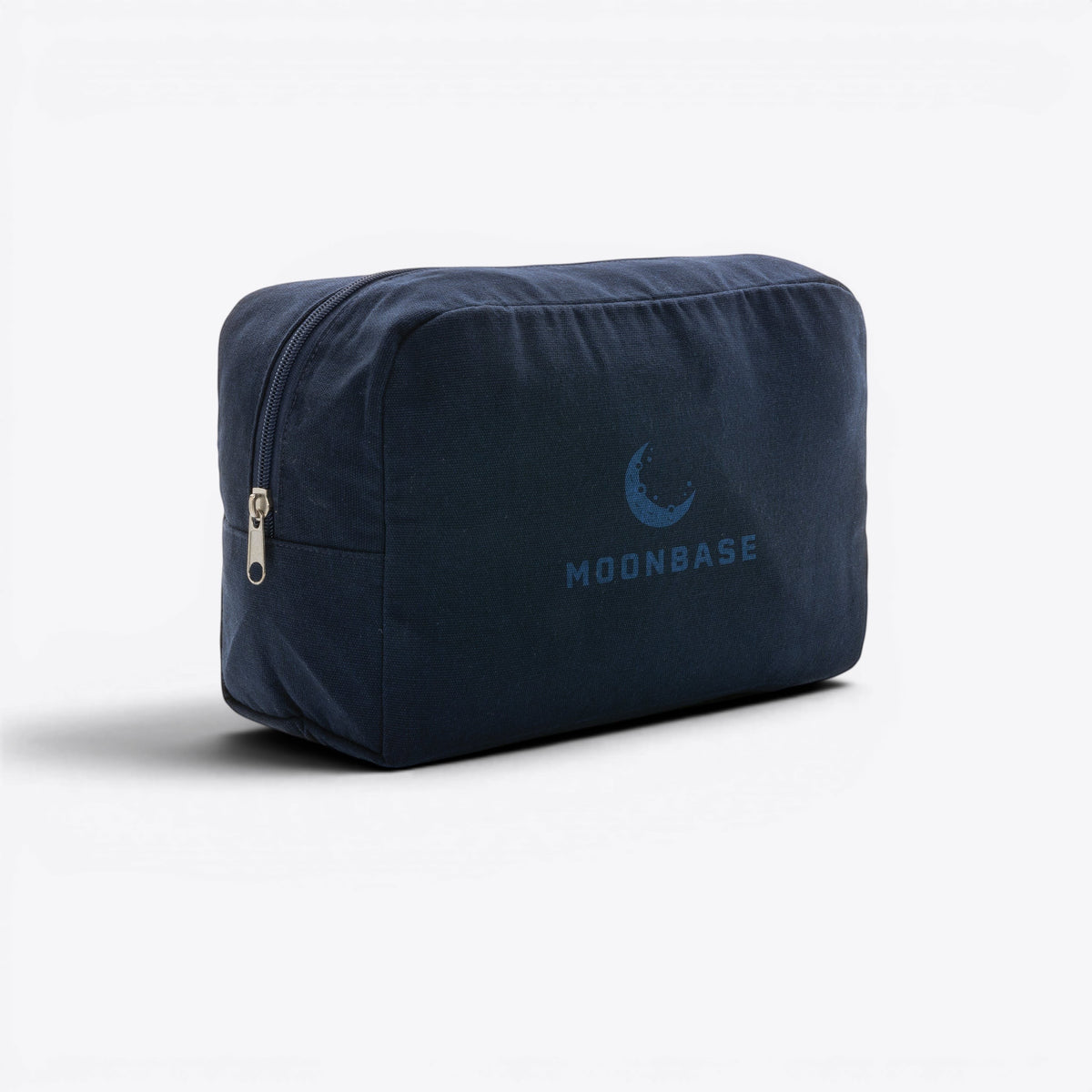 Trousse de toilette en toile recyclée non teintée Aware™ bleu marine, exemple personnalisé