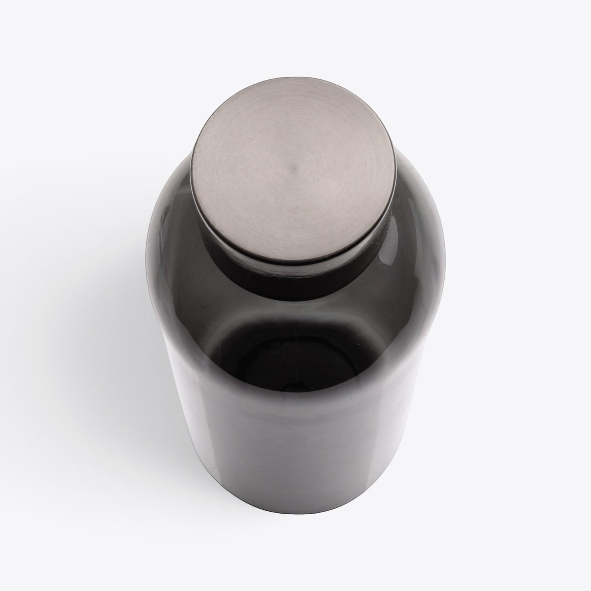 Bouteille étanche 620 ml noire, détail du bouchon métallique fermé vu de dessus