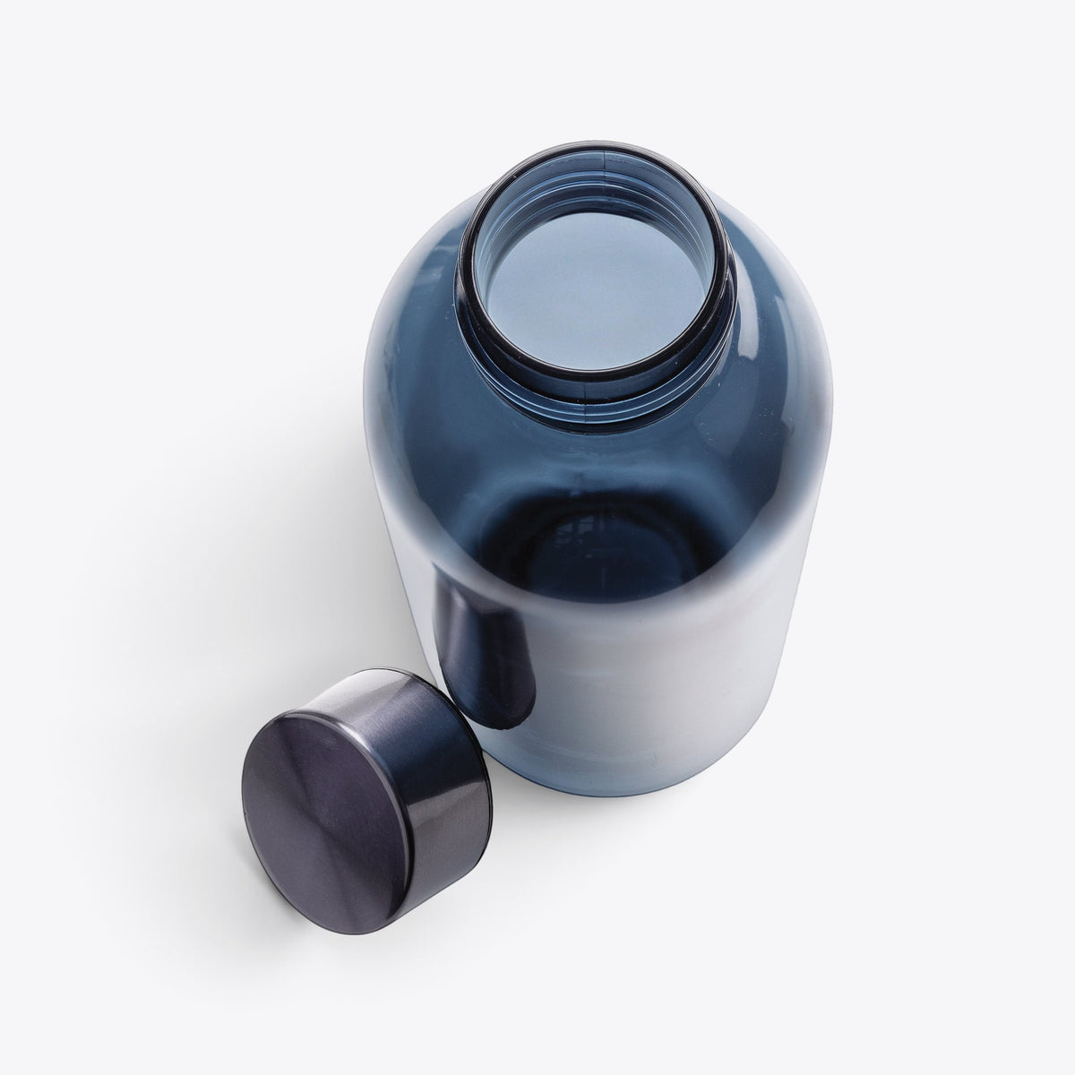 Bouteille étanche 620 ml bleue ouverte, bouchon métallique posé à côté
