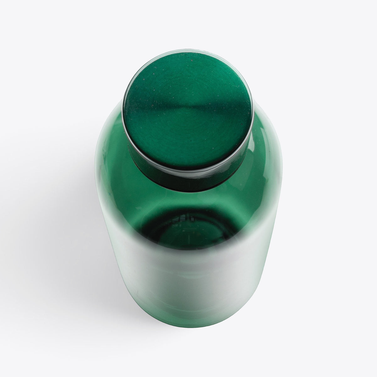Bouteille étanche 620 ml verte, détail du bouchon métallique fermé vu de dessus