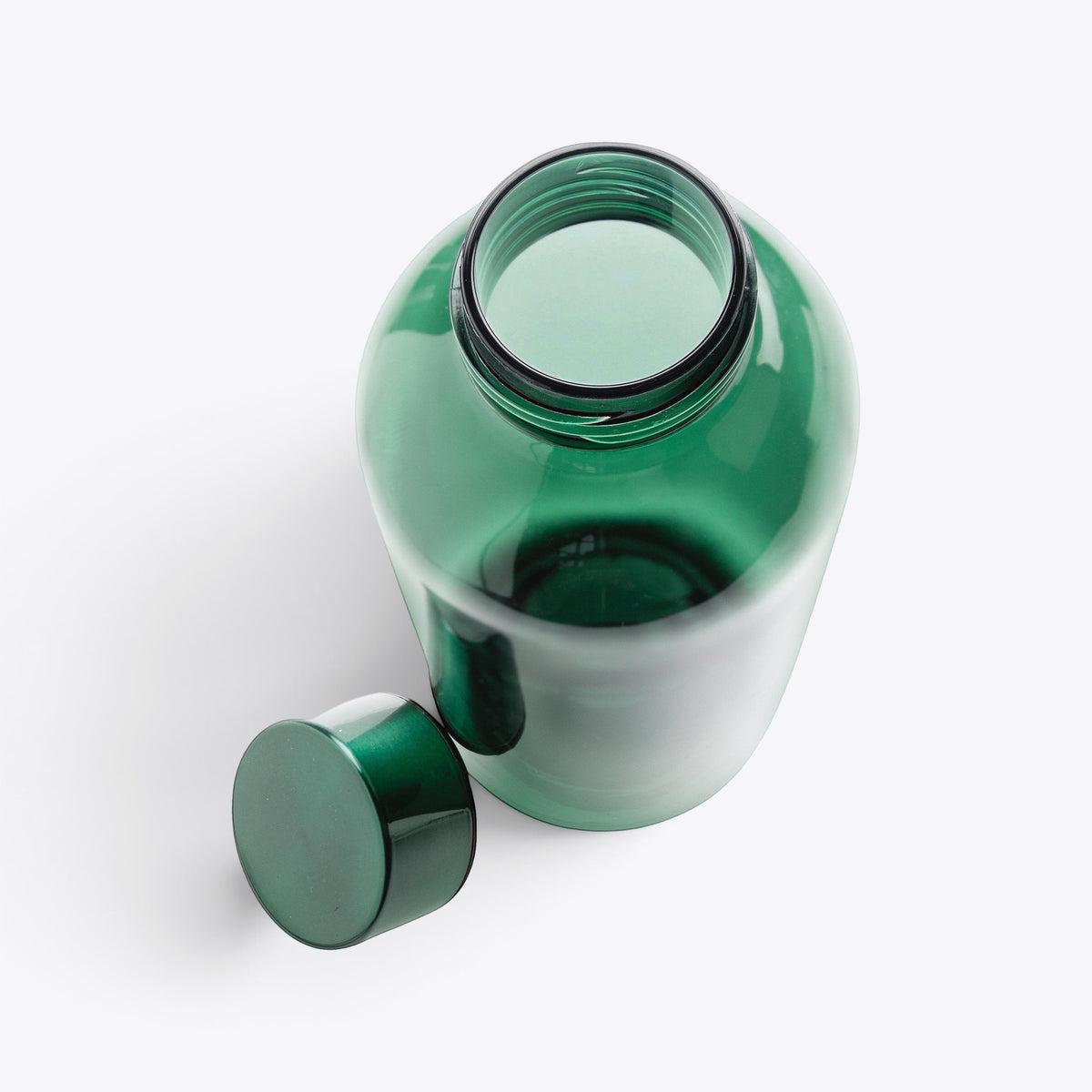 Bouteille étanche 620 ml verte ouverte, bouchon métallique posé à côté