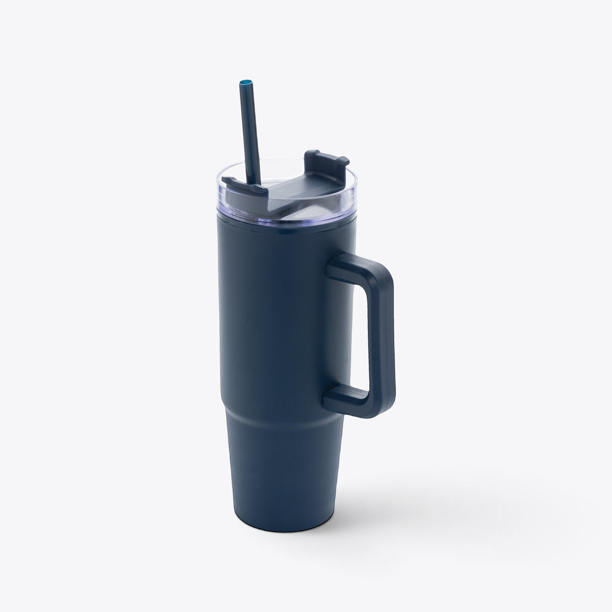 Mug 750 ml en plastique recyclé bleu marine, vue trois quarts