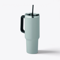 Gobelet gris de 1,2 litre, poignée à gauche, couvercle et paille en place