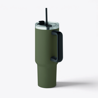 Gobelet vert foncé de 1,2 litre, poignée à droite, couvercle et paille en place