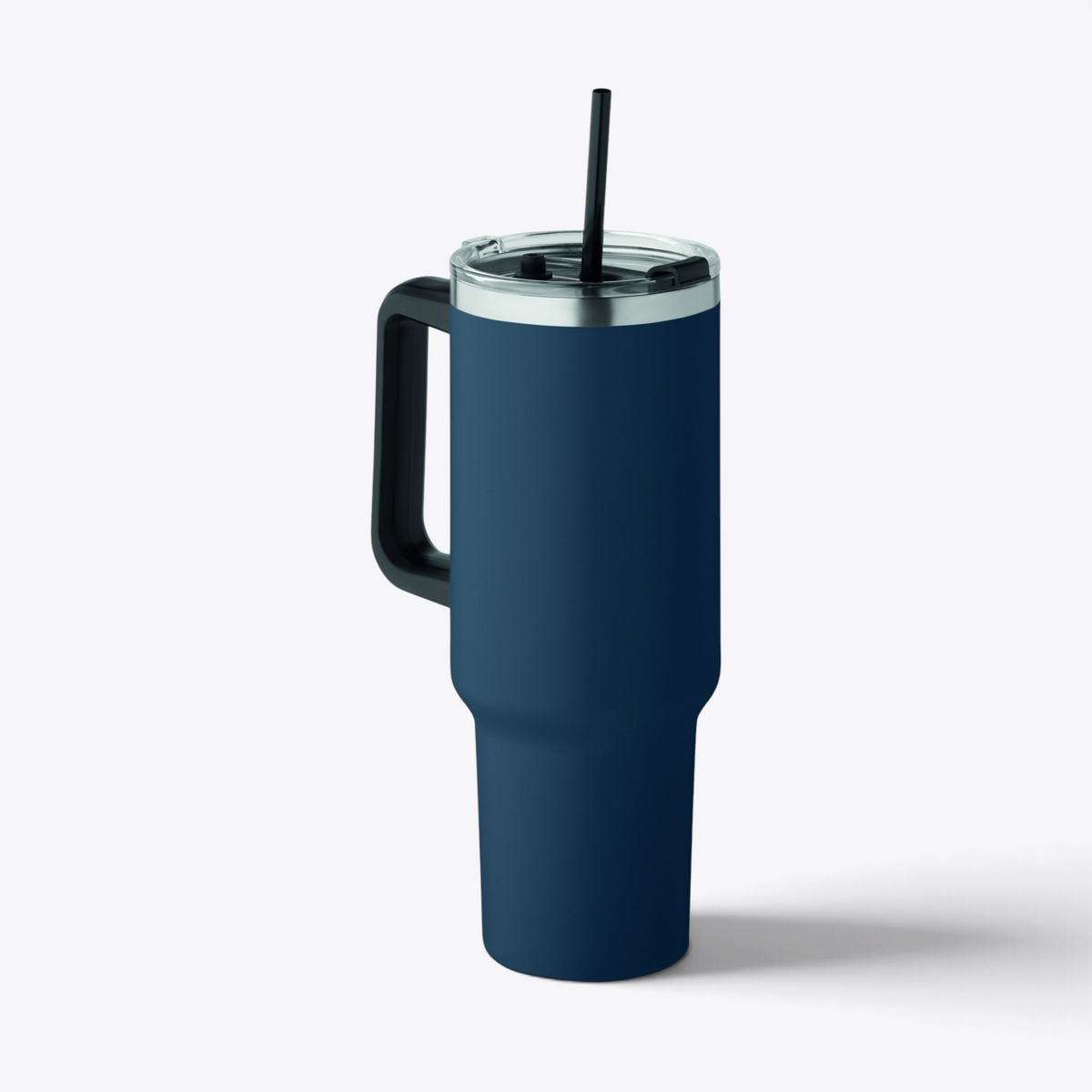 Gobelet bleu marine de 1,2 litre, poignée à gauche, couvercle et paille en place