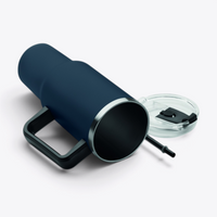 Gobelet bleu marine de 1,2 litre, couché, intérieur visible, couvercle et paille à côté