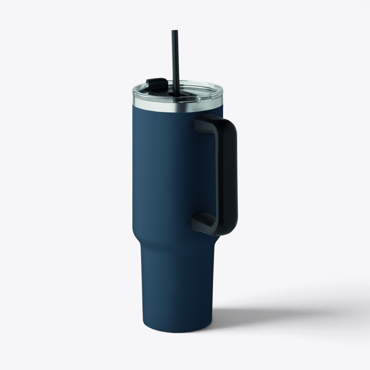 Gobelet bleu marine de 1,2 litre, poignée à droite, couvercle et paille en place