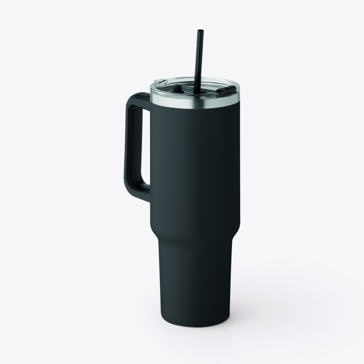 Gobelet noir de 1,2 litre avec poignée à gauche, couvercle et paille en place